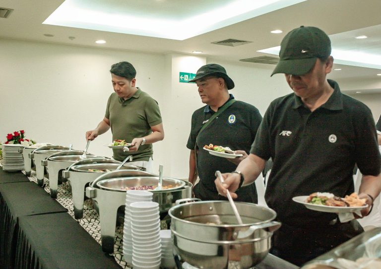 Tim Ponyo melayani prasmanan acara